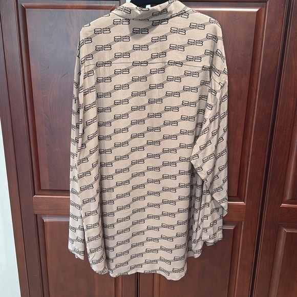 Balenciaga BB Logo Long Sleeve Minimal Collared Silk Shirt - Picture 3 of 6